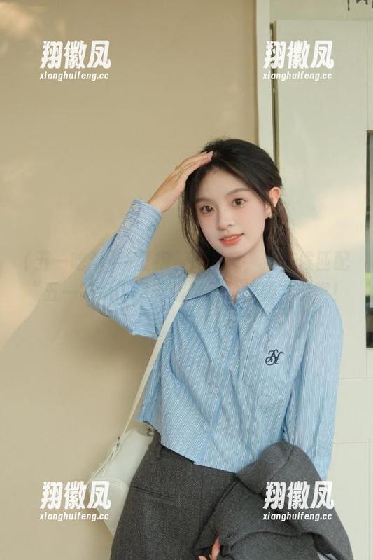 五一吃瓜 手里抱着许多瓜,这时候匹配“五一吃瓜”最新版苹果的视频才润喉!