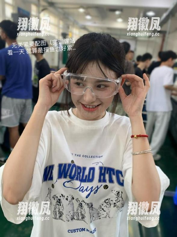 17c吃瓜网网址：免费吃瓜，我这心里忐忑得不行啊！