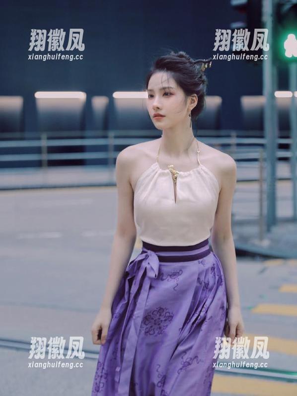 拿着手机在线下载黑料网，心里不禁咕哝：等着吃好戏！
